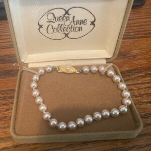 Vintage 'Queen Anne Collection' faux pearl bracelet